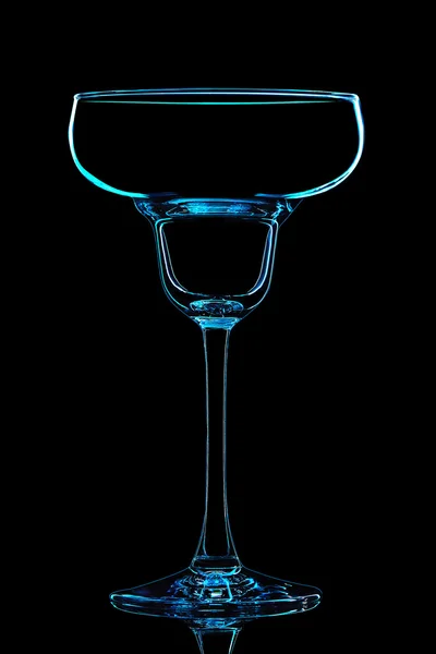 Silueta modré margarita sklenice na černém pozadí — Stock fotografie