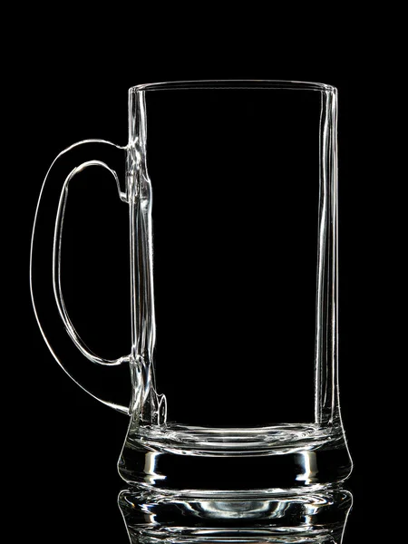 Silhueta de vidro de cerveja branca no fundo preto — Fotografia de Stock