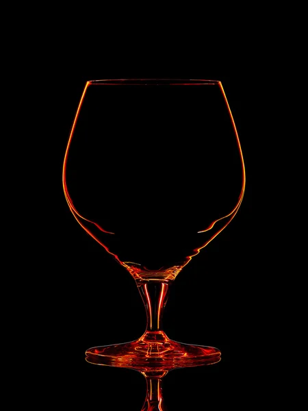 Силуэт красного стакана виски на черном — стоковое фото