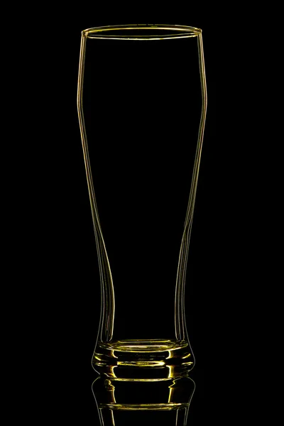 Silhueta de vidro de cerveja amarela em preto — Fotografia de Stock