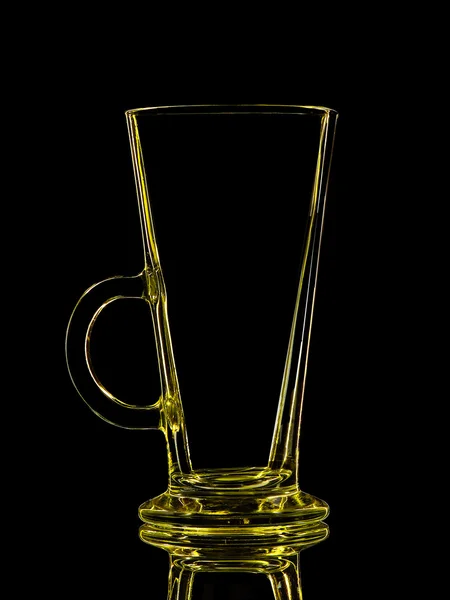 Silhueta de vidro amarelo de tiro em preto — Fotografia de Stock