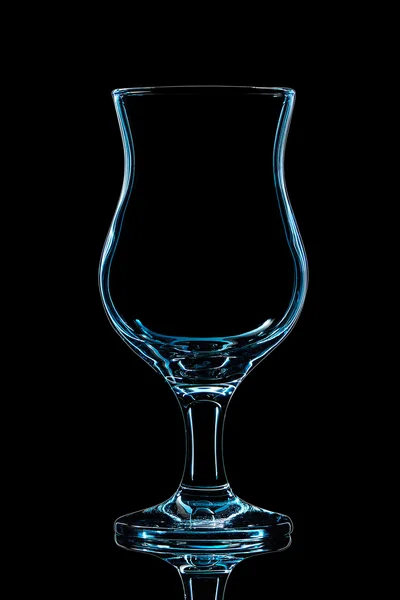 Sylwetka z niebieskiego szkła koktajl na czarny — Zdjęcie stockowe
