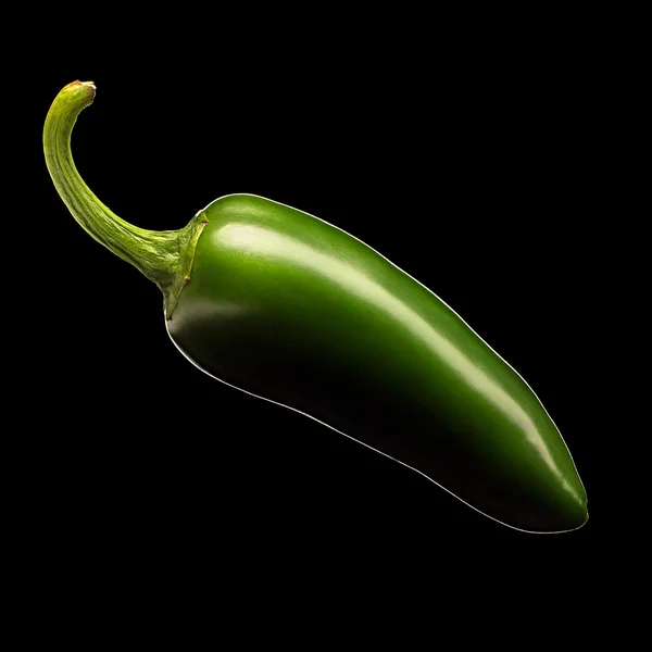 Гарячий зелений перець чилі або чилі ізольовані на чорному — стокове фото