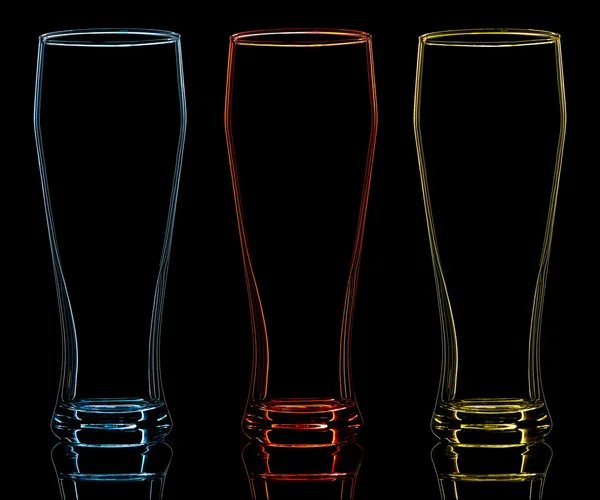 Silhouet van kleur bierglas op zwarte achtergrond — Stockfoto