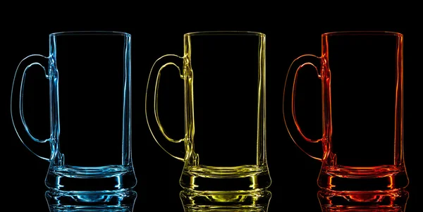 Silueta barevný pivní sklo na černém pozadí — Stock fotografie