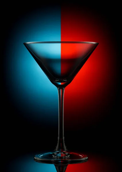 Leeres Martini-Glas auf Farbe — Stockfoto