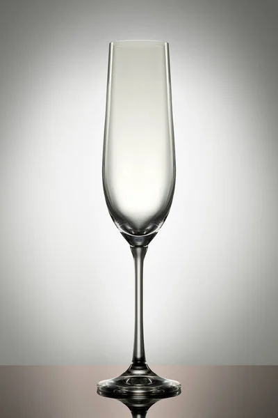白い空のシャンパン グラス — ストック写真