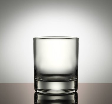 Beyaz arkaplanda boş bardak