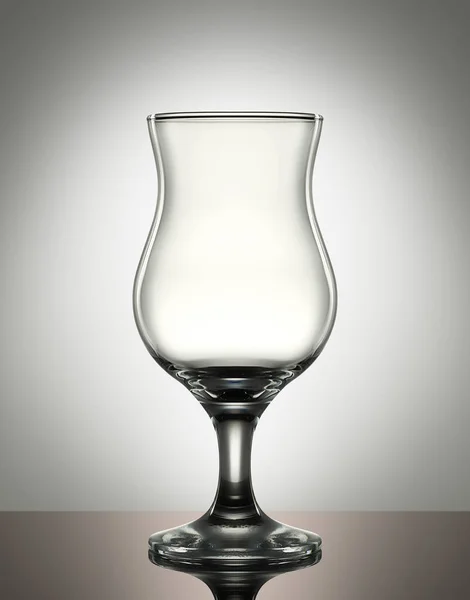 Vaso de cóctel vacío en blanco —  Fotos de Stock