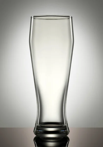 Copo de cerveja vazio no branco — Fotografia de Stock