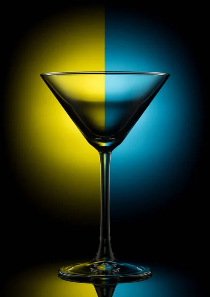 Leeres Martini-Glas auf Farbe — Stockfoto