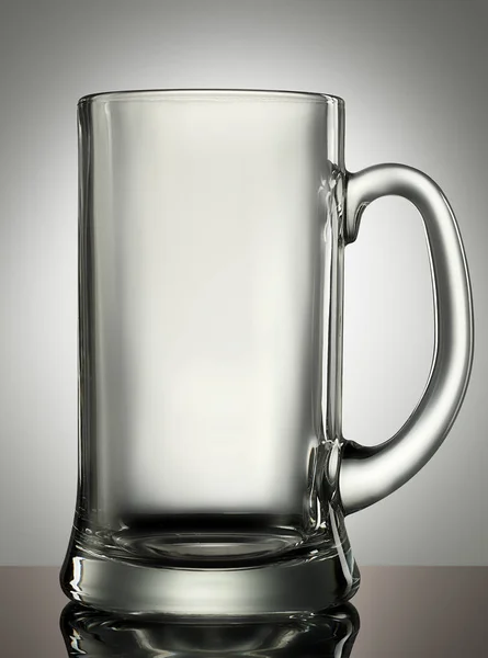 Vaso de cerveza vacío en blanco — Foto de Stock