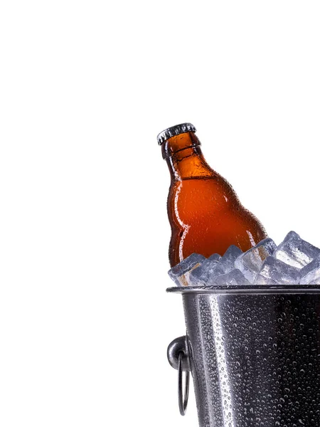 Ведро со льдом с пивом на белом — стоковое фото