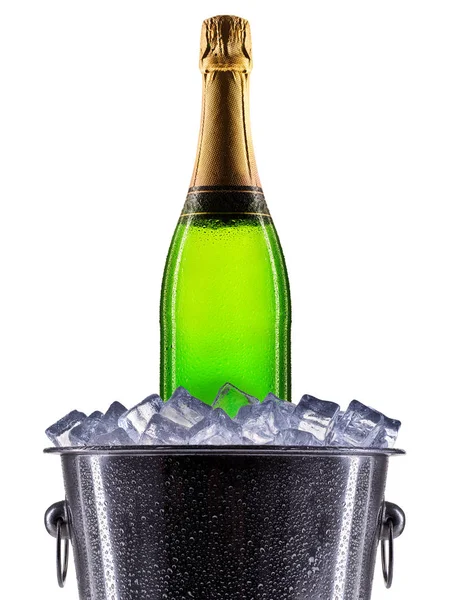 Ijsemmer met champagne op wit — Stockfoto