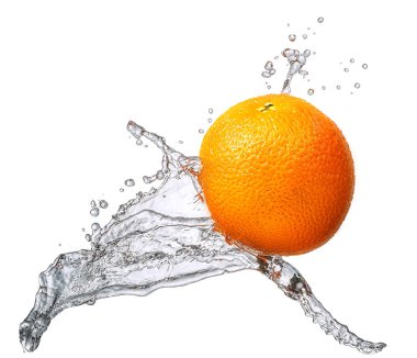 Su sıçrama ile izole portakal