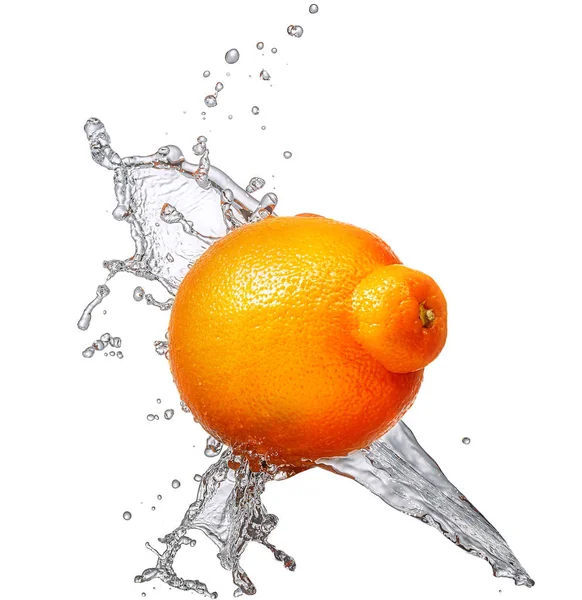 Stříkající vodě s mandarin, samostatný — Stock fotografie