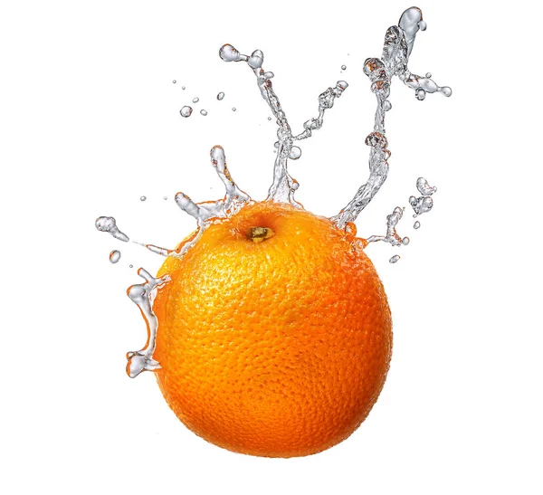 Stříkající vodě s pomerančem, samostatný — Stock fotografie