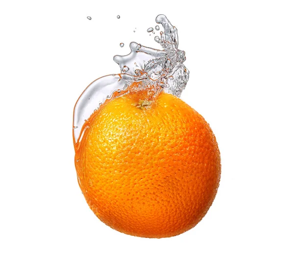 Stříkající vodě s pomerančem, samostatný — Stock fotografie