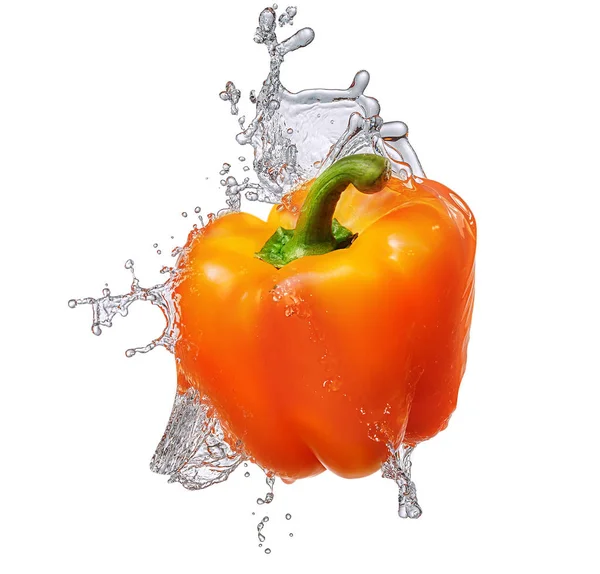 Wasserspritzer mit Paprika isoliert — Stockfoto