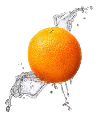Su sıçrama ile izole portakal