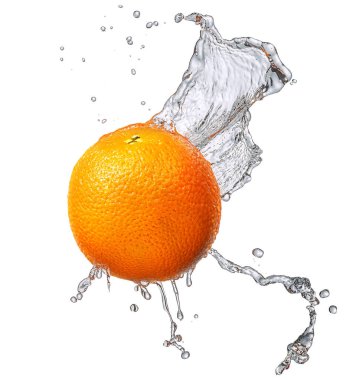 Su sıçrama ile izole portakal