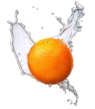 Su sıçrama ile izole portakal