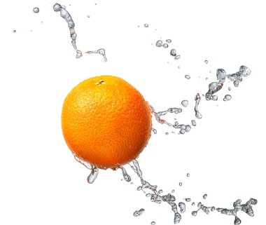 Su sıçrama ile izole portakal