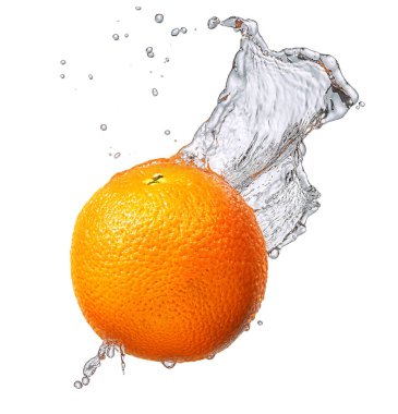 Su sıçrama ile izole portakal