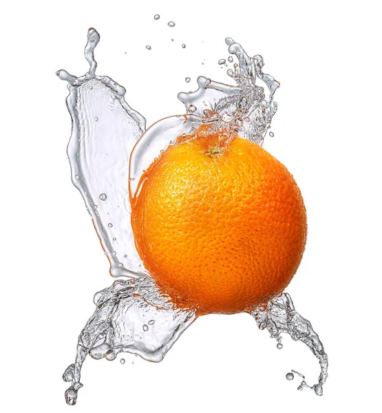 Su sıçrama ile izole portakal