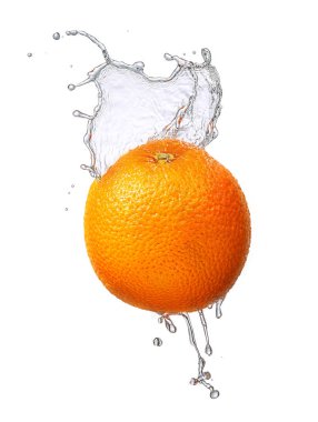 Su sıçrama ile izole portakal