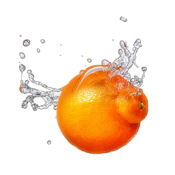 Wasserspritzer mit Mandarine isoliert — Stockfoto