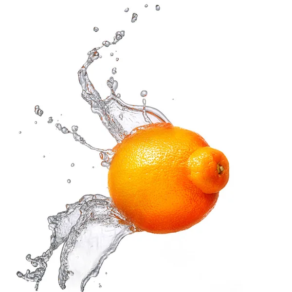 Stříkající vodě s mandarin, samostatný — Stock fotografie