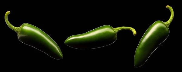Гарячий зелений перець чилі або чилі ізольовані — стокове фото