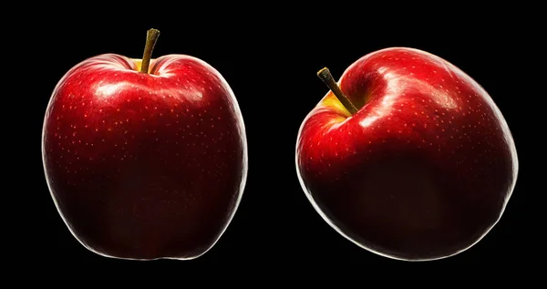 Manzana roja fresca sobre fondo negro — Foto de Stock