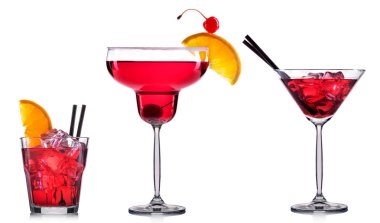 kokteyl cam üzerine beyaz izole kırmızı