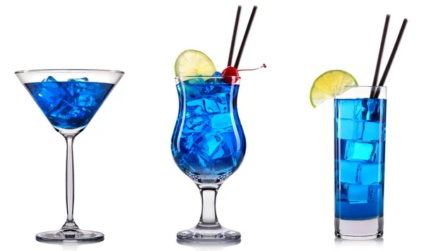 Cocktail bleu en verre isolé sur blanc — Photo