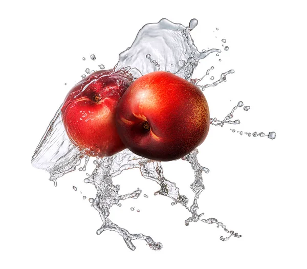 Plusk wody z nektarynek na białym tle — Zdjęcie stockowe