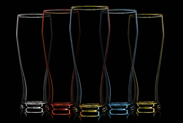 Silhouette de verre à bière multicolore sur noir — Photo