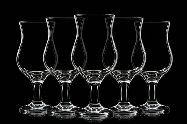 Silhouette de verre à cocktail sur fond noir — Photo