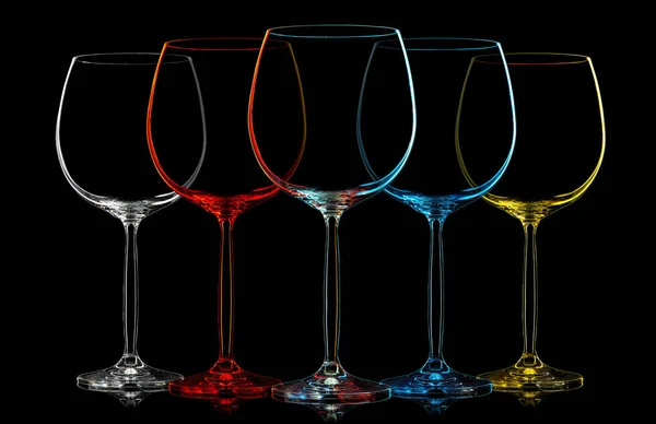 多色的葡萄酒杯，在黑色的剪影 — 图库照片