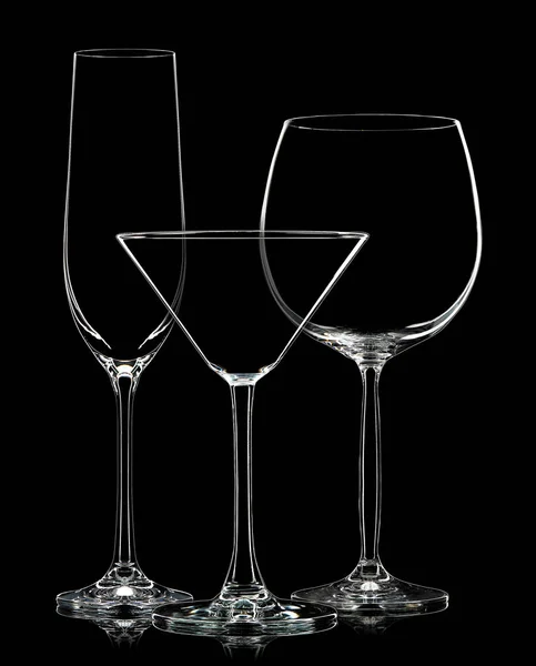 Silhouette verschiedener Gläser auf schwarzem Hintergrund — Stockfoto