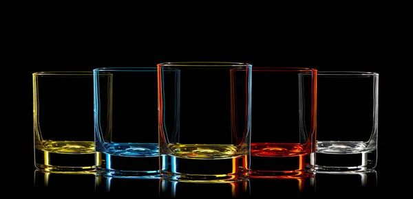 Silhueta de vidro multicolorido sobre fundo preto — Fotografia de Stock