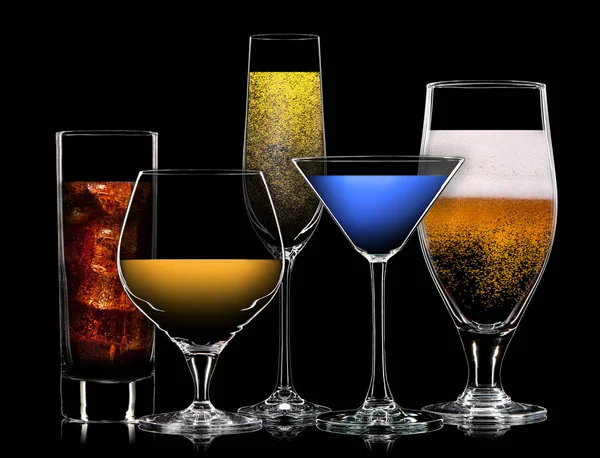 Zbiór różnych napojów w szklankach różnych — Zdjęcie stockowe