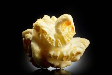 Siyah bir arka plan üzerinde patlamış mısır