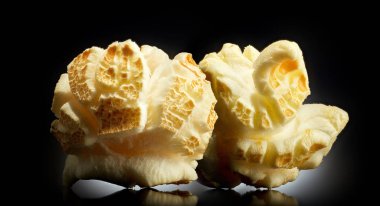 Siyah bir arka plan üzerinde patlamış mısır