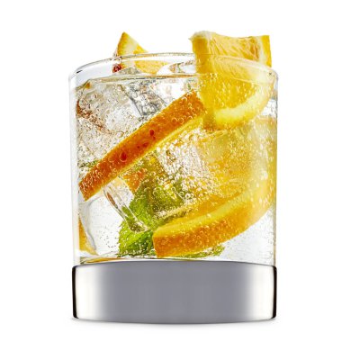 alkol beyaz zemin üzerine izole kokteyl