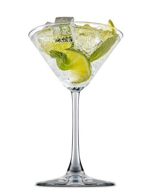 alkol beyaz zemin üzerine izole kokteyl