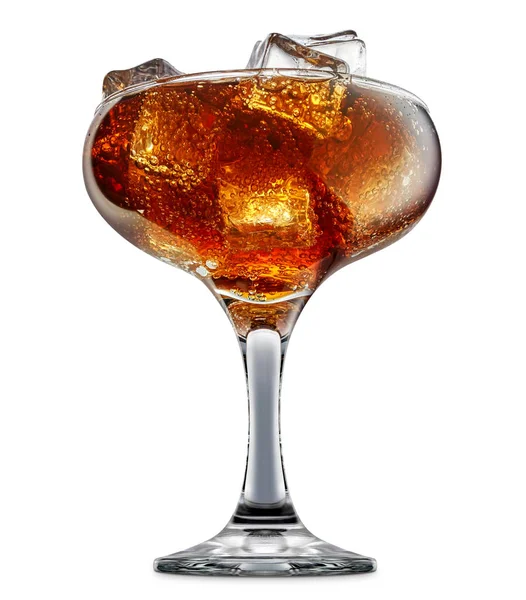alkol beyaz zemin üzerine izole kokteyl