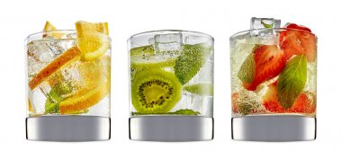 alkol beyaz zemin üzerine izole kokteyl