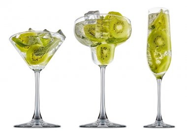 alkol beyaz zemin üzerine izole kokteyl